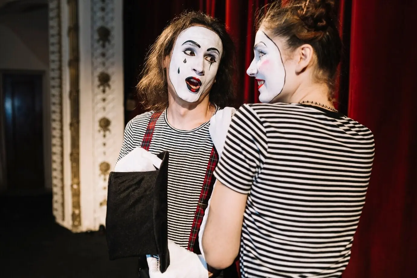 Nahaufnahme von zwei jungen Pantomimen, die auf der Bühne auftreten.