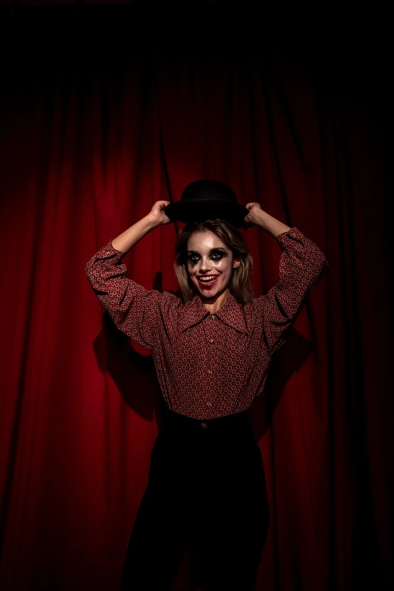 Eine als Clown verkleidete Frau posiert.