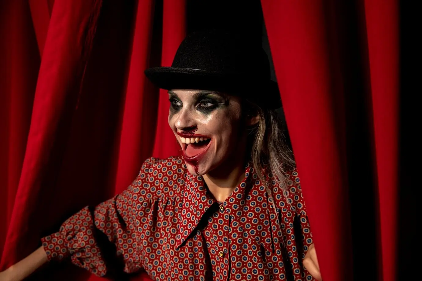 Seitenansicht einer lachenden Frau mit Halloween-Make-up.