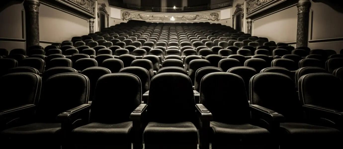 Blick auf schwarz-weiße Theaterbestuhlung